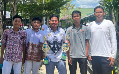 Peserta Didik MAN 1 HST Terima 2 Piala Juara 1 dan 2 Turnamen Badminton Sebanua Lima