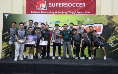 Bupati HST Serahkan Piala Champions Ramadhan Cup ke MAN 1 HST di GOR Murakata