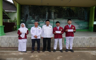 Kepala Tata Usaha MAN 1 HST Serahkan Hadiah Kepada Juara Lomba Kebersihan Kelas