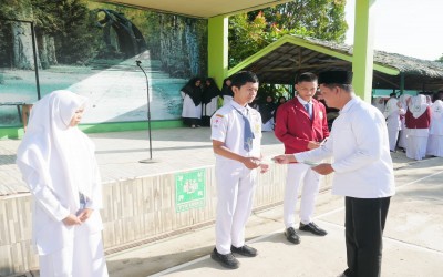 Pramuka MAN 1 HST Berikan Penghargaan Kepada Juara Lomba dalam Rangka Memperingati Hari Baden Powell