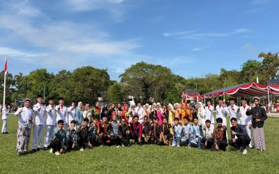 Pendidik dan Tenaga Kependidikan serta Peserta Didik MAN 1 HST Ikuti Upacara Hardiknas dengan Balutan Budaya Nusantara