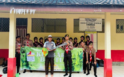 Pramuka MAN 1 HST Gelar Bakti Sosial di Desa Kindingan Saat Pengembaraan